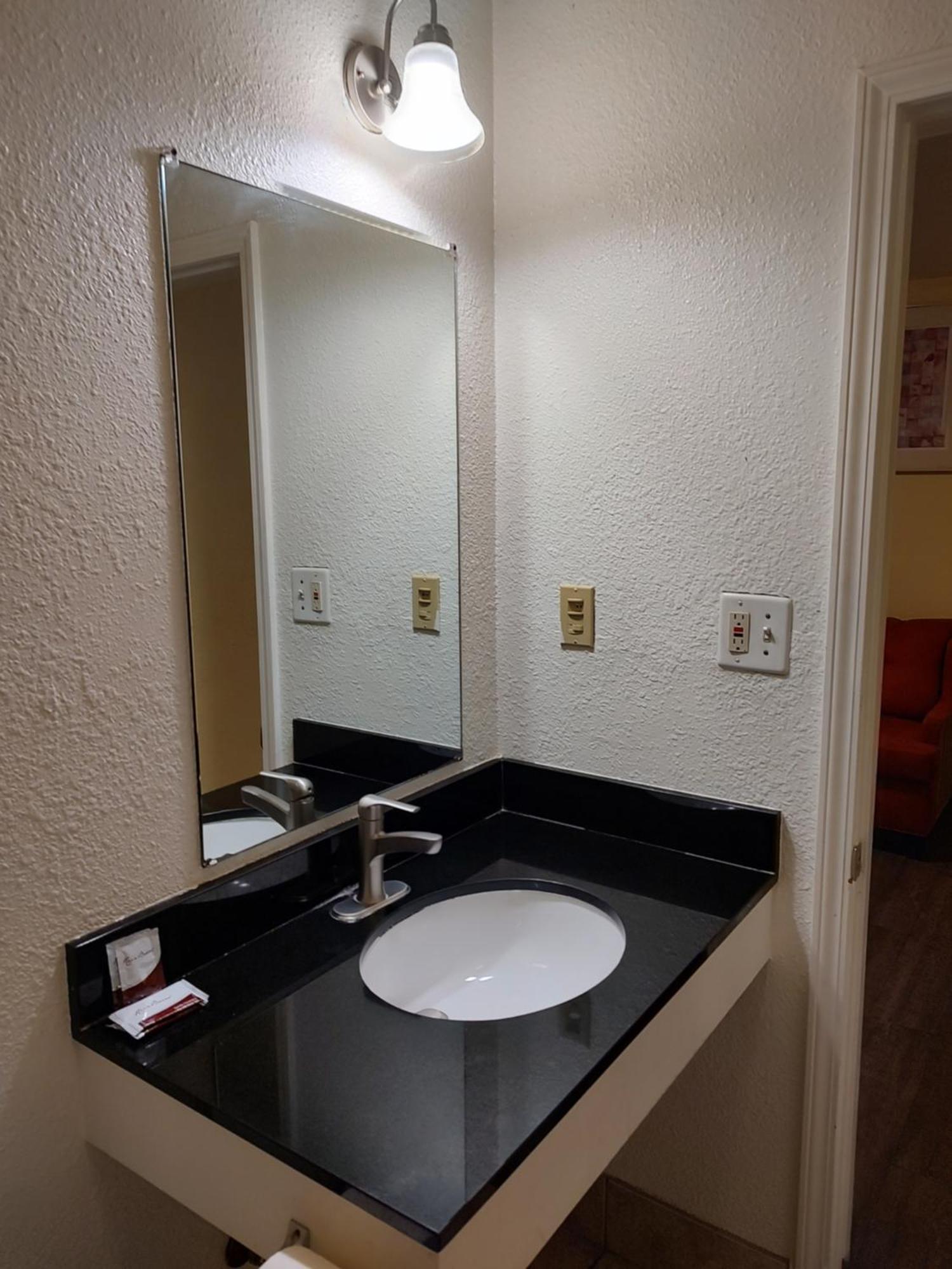 Economy Motel *